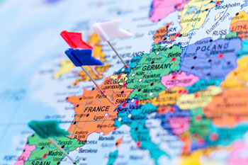 Eine Landkarte von Europa mit draufgesteckten Fähnchen