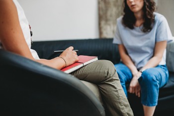 Studierende sitzt in der Studienberatung