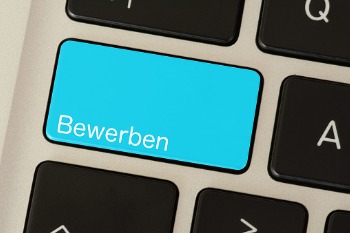 Tastatur mit Bewerben-Button