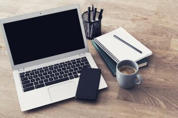 Laptops Laptop, Kaffee, Handy, Collegeblock, Stifte