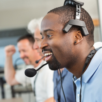 Junger Sportjournalist in Liveschalte von Sportevent