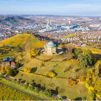 Der Blick auf die Stadt Stuttgart mit ihren vielen Weinbergen