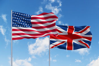 Amerikanische und britische Flaggen vor Himmel