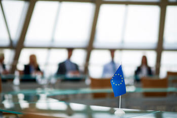 Eine kleinen Europafahne auf einem Konferenztisch