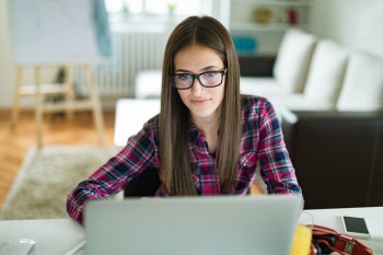 Eventmanagement Studentin sitzt vor Laptop