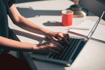 Eine Person arbeitet an einem Laptop.