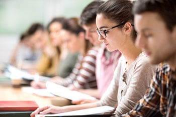 Eine Gruppe von Studenten in einem Seminarraum