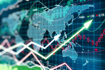 Börsenkurse vor einer Weltkarte