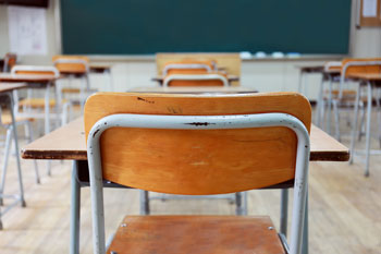 Lehramt Schwerpunkte Ein Stuhl in einem leeren Klassenraum