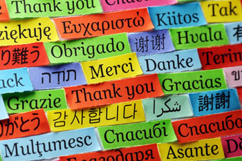 Das Wort "Danke" in verschiedenen Sprachen auf bunten Papierschnipseln