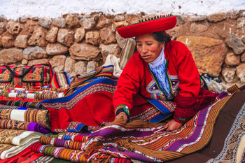 Ein Peruaner in traditioneller Kleidung