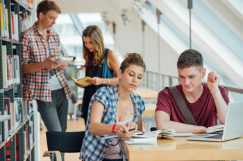 Studenten in einer Bibliothek