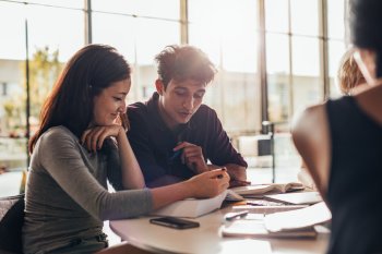 Zwei Studierende lernen zusammen