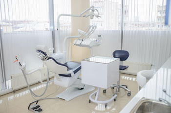 Ein leeres Behandlungszimmer eines Zahnarzts.
