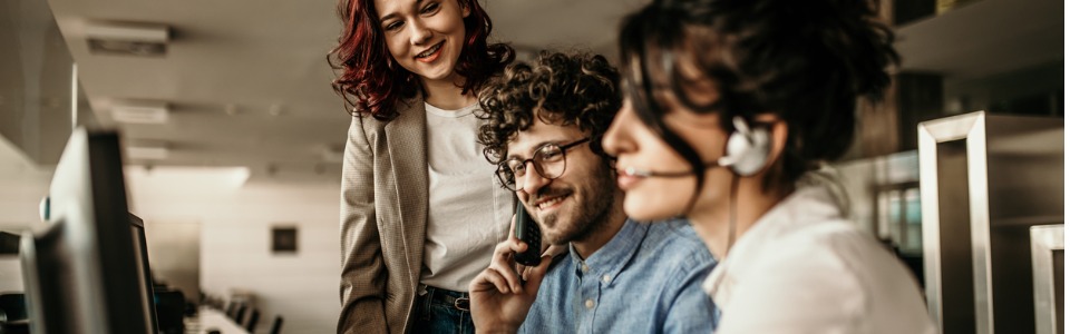 Ein Digital Business Team arbeitet gemeinsam an einem Projekt