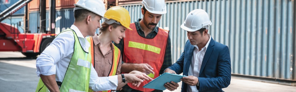 Studierende des Logistikmanagement Studiums sammeln erste Praxiserfahrung bei einem Transportunternehmen