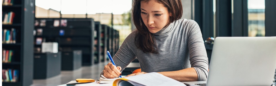 Studentin lernt in der Bibliothek