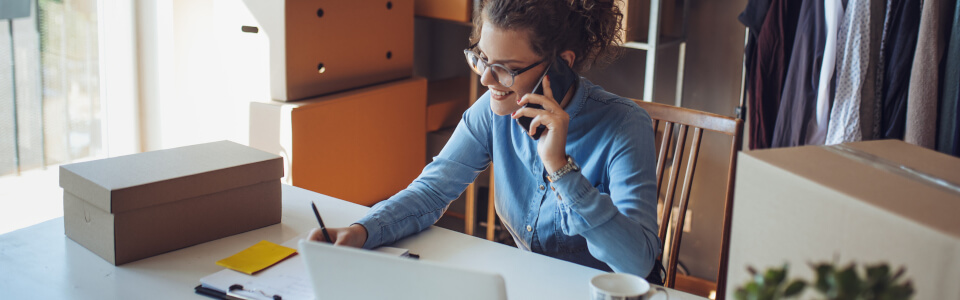 Junge Frau leitet ihr eigenes E-Business