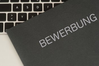 Bewerbungsunterlagen auf Laptop