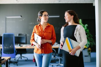 Studentin mit Interviewerin