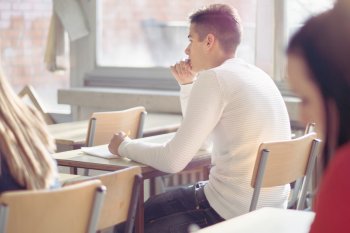 Schülerinnen und Schüler im Klassenraum