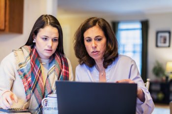 Studentin mit Mutter vor Laptop