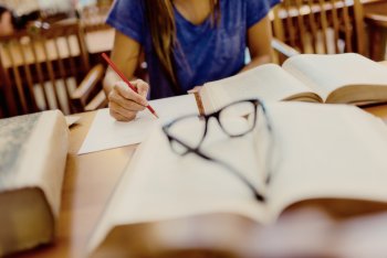 Studentin lernt über Büchern