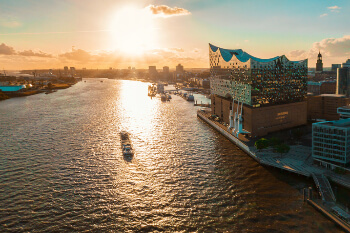 Elbphilharmonie an der Elbe in Hamburg