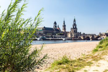 Elbstrand mit Blick auf die Elbe in Hamburg