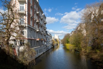 Gebäude am Wasser in Eimsbüttel, Hamburg