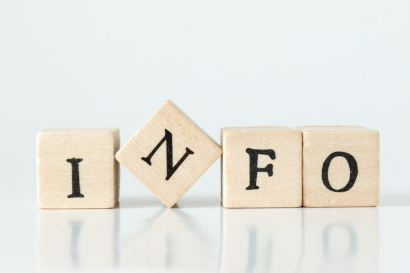 Das Wort "Info" auf Scrabblesteinen buchstabiert