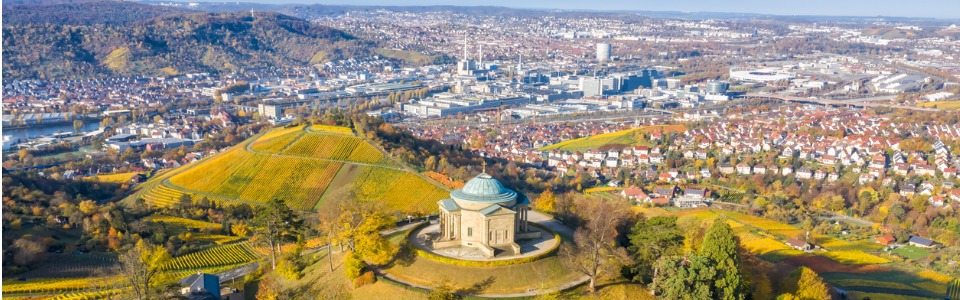 Blick auf die Grabkapelle in Stuttgart mit umliegender Landschaft