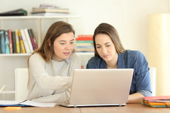 Zwei Schülerinnen planen ihr Studium