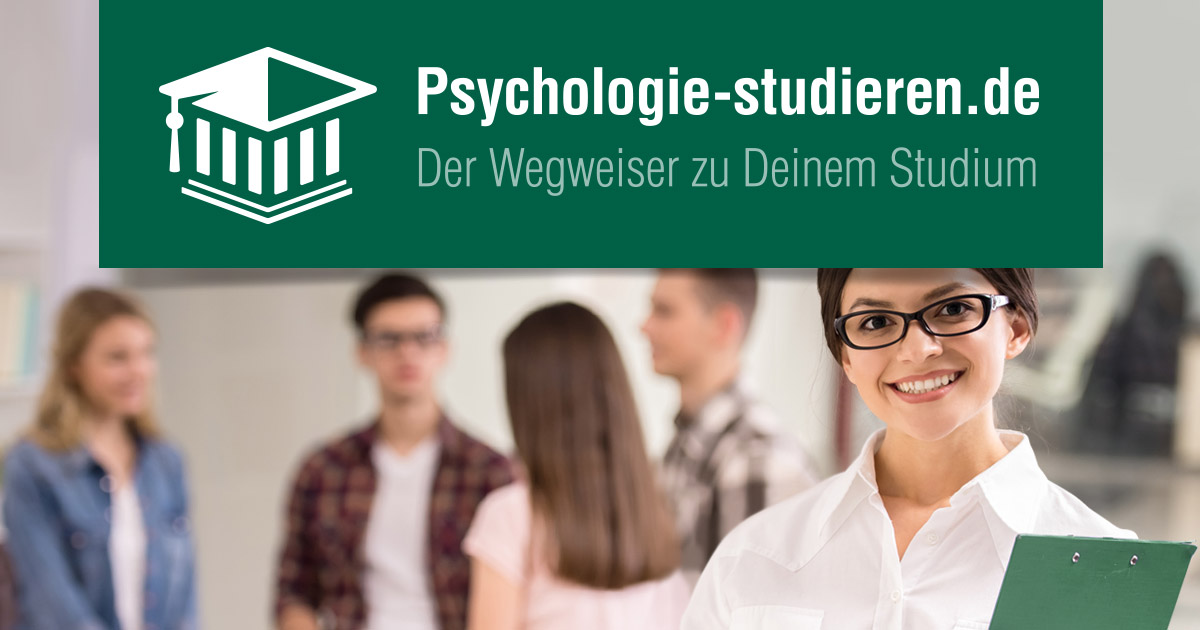 Psychologin mit Unterlagen im Vordergrund